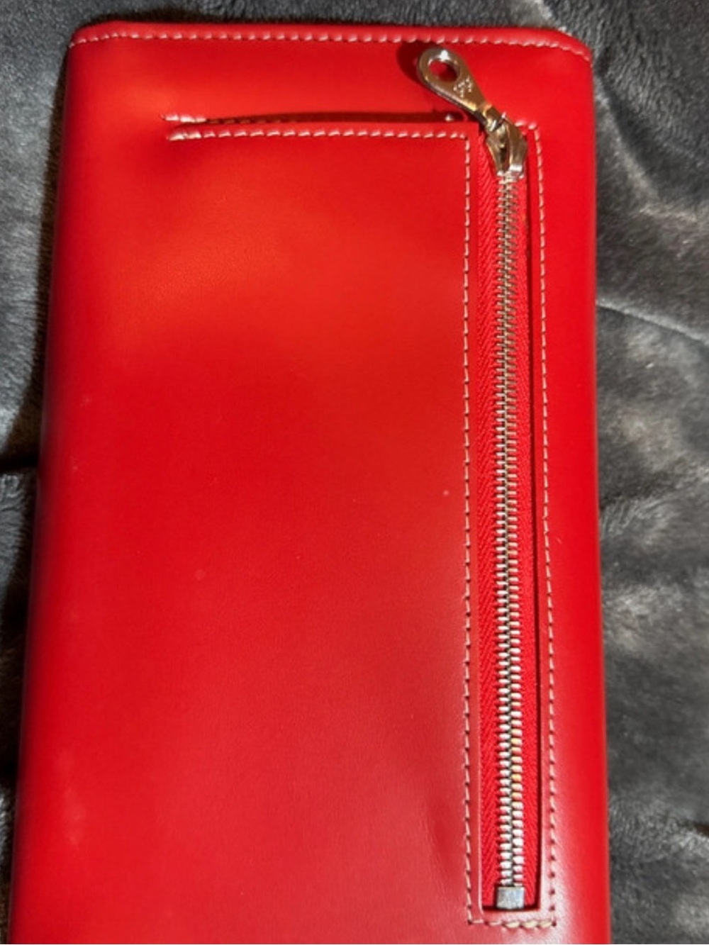“Pre-Owned” DOONEY & BOURKE RED LEATHER 
TRI-FOLD WALLET.  Excellent Condition! - Picture 4 of 16